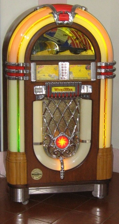 Een Wurlitzer 1015 jukebox met verlichte bogen